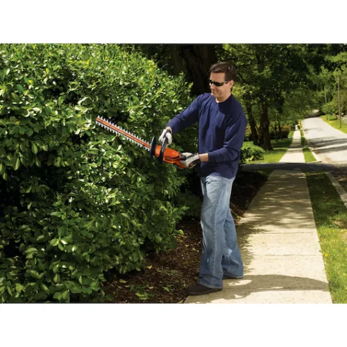 Cortacercos Inalámbrico de 55.8cm (22") de Ancho - 20V* MAX. Black + Decker LHT2220