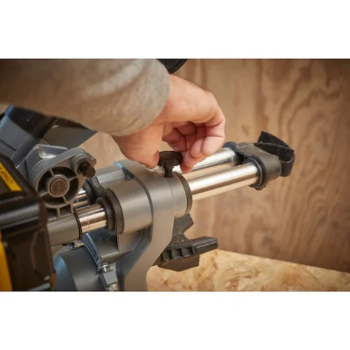Sierra Ingleteadora 7-1/4" 20V. STANLEY SCM701-B2